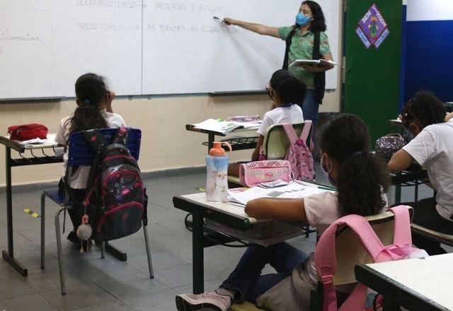 Professora explica conteúdo em lousa para crianças (Reprodução/Agência Brasil)