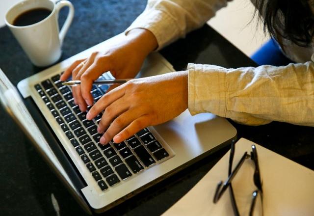 Mulher digita em laptop (Marcelo Camargo/Agência Brasil)