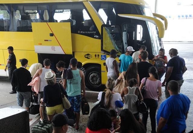 Passageiros se preparam para entrar em ônibus estacionado (Tânia Rêgo/Agência Brasil)