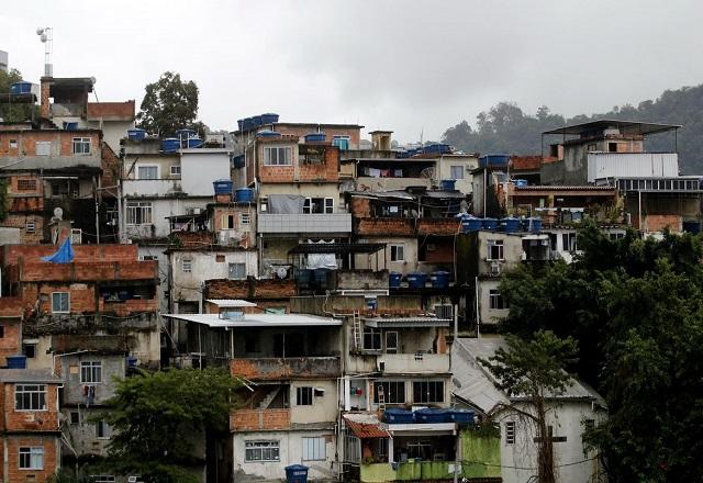 Árvores e favela compõem paisagem (Tânia Rêgo/Agência Brasil)