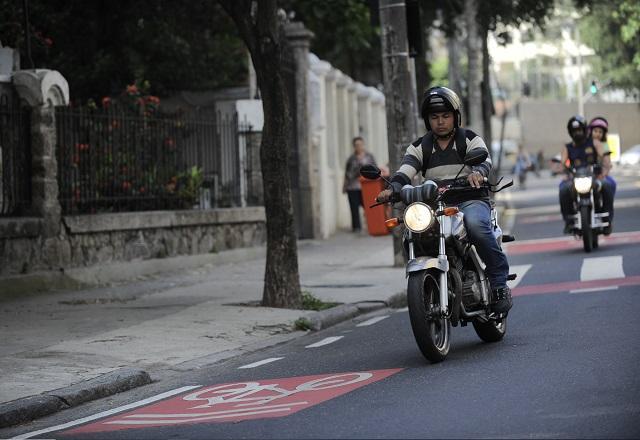 Pessoas conduzem motos em via (Arquivo/ Tânia Rêgo/Agência Brasil)