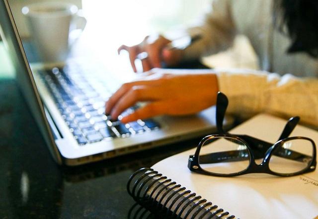 Pessoa digitando em computador (Marcelo Camargo/Agência Brasil)