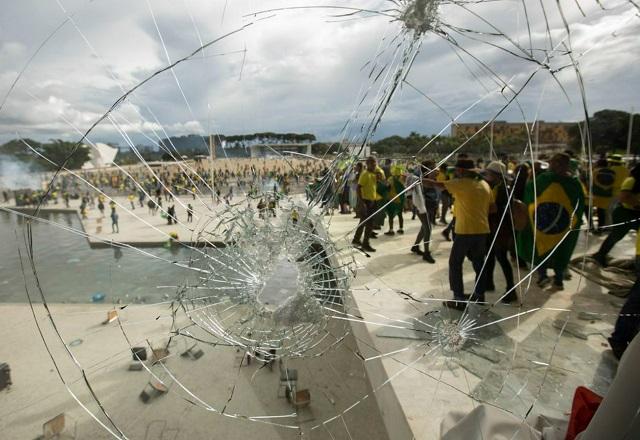 Vidro quebrado por golpistas (Joedson Alves/Agência Brasil)