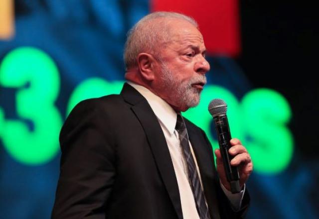 Presidente Lula segurando microfone durante evento do PT (Lula Marques/Agência Brasil)