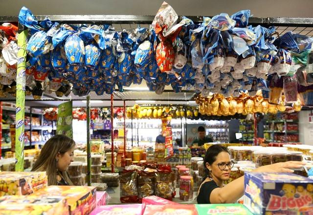 Pessoas observam produtos próximos a ovos de Páscoa (Marcelo Camargo/Agência Brasil)