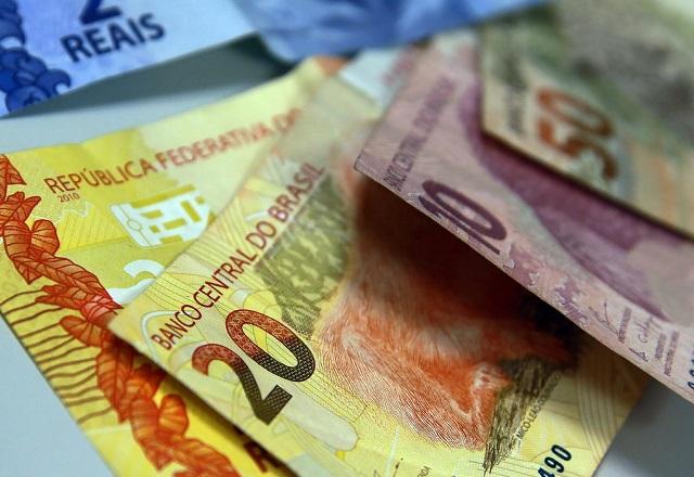 Cédulas de diferentes valores aparecem umas sobre as outras (Marcello Casal Jr./Agência Brasil)