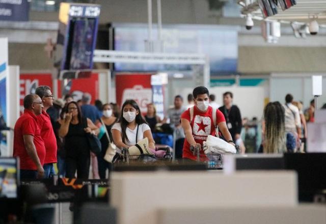 Passageiros em aeroporto (Fernando Frazão/Agência Brasil)