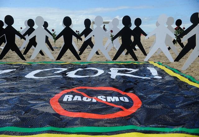 Associação promove ato contra o racismo no futebol, na praia de Copacabana (Tânia Rêgo/Agência Brasil)