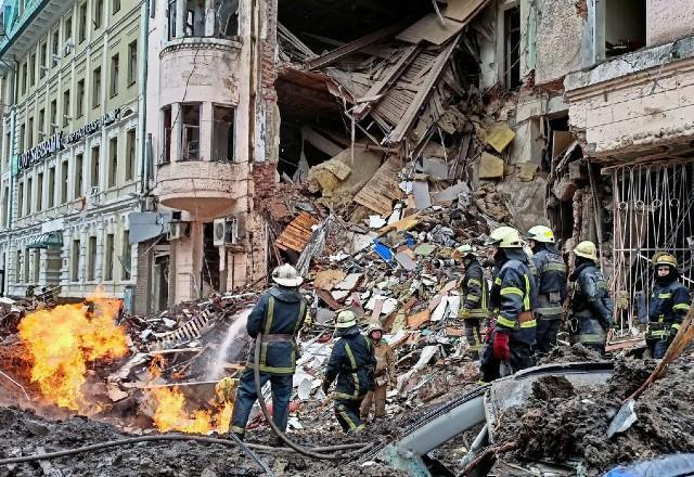 Bombeiros atuam em frente a prédio destruído (Reprodução/Agência Brasil)