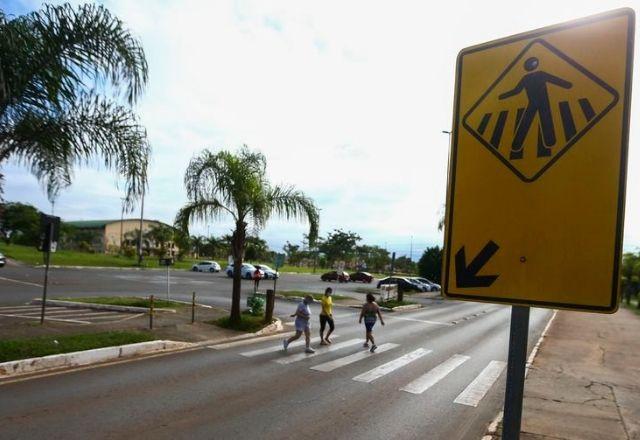 A campanha de travessia segura em Brasília conta com 4.800 faixas de pedestres | Marcelo Camargo/Agência Brasil