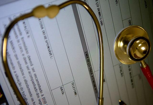 Estetoscópio sobre documento (Marcello Casal Jr./Agência Brasil)