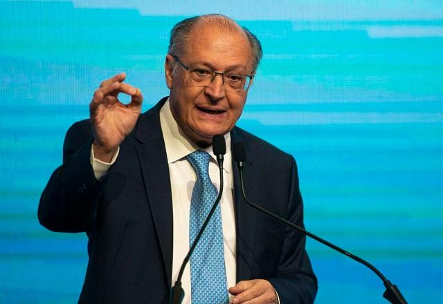 Geraldo Alckmin gesticula enquanto fala ao microfone (Marcelo Camargo/Agência Brasil)