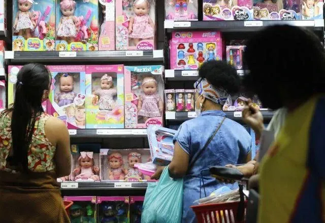 Mulheres escolhendo brinquedos em loja | Agência Brasil