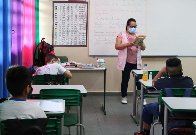 Professora e alunos em sala de aula | Rovena Rosa/Agência Brasil