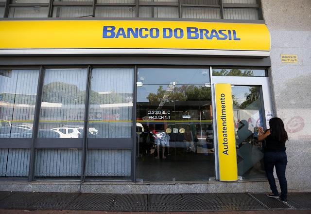 Mulher entra em agência do Banco do Brasil (Marcelo Camargo/Agência Brasil)