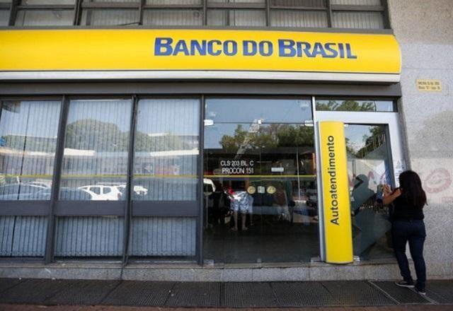 Pessoa em frente a agência do Banco do Brasil (Marcelo Camargo/Agência Brasil)