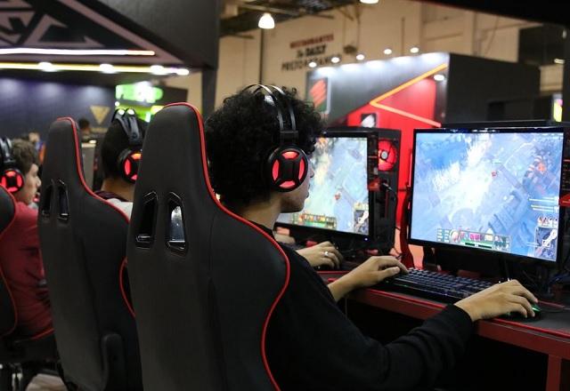 Jovens jogando games em computadores (Rovena Rosa/Agência Brasil)