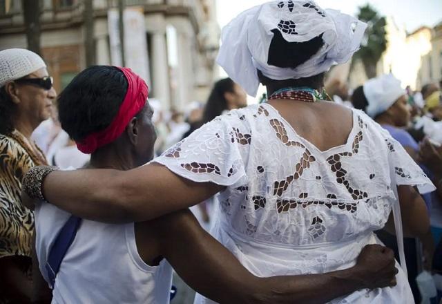 Mulheres abraçadas (Marcelo Camargo/Agência Brasil)