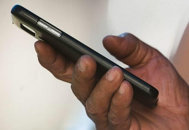 Pessoa segurando celular | Marcello Casal Jr./Agência Brasil