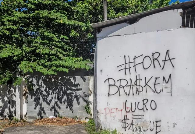 Pichação em muro diz 'Fora, Braskem' (Gésio Passos/Agência Brasil)