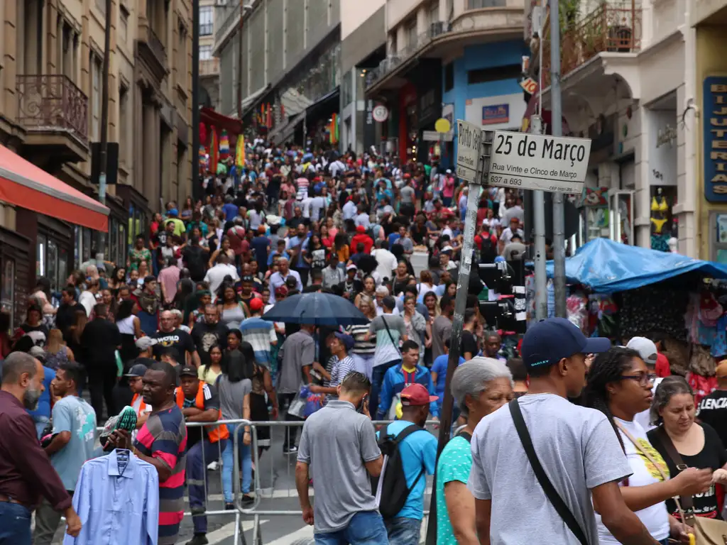 Aglomeração de pessoas na rua 25 de Março, em São Paulo