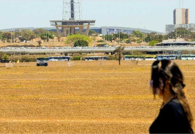 Pessoa caminha no Eixo Monumental, em Brasília (Reprodução/Agência Brasília)