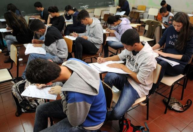 Alunos escrevendo, em sala de aula (Gabriel Jabur/Agência Brasília)
