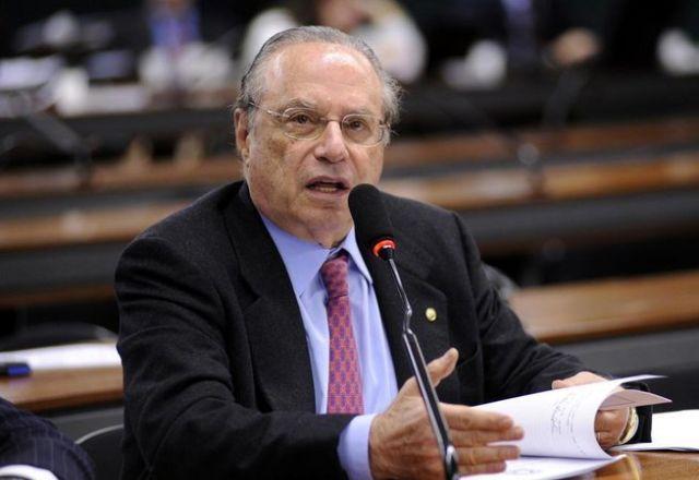 Paulo Maluf fala ao microfone (Janine Moraes/Agência Câmara)