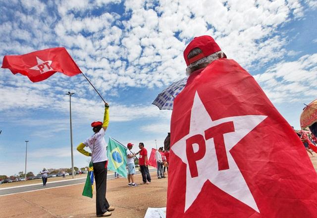 Militantes com a bandeira do PT (Reprodução/Agência PT)
