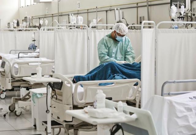 Profissional da saúde atende a paciente deitado em cama, em leito hospitalar (Breno Esaki/Agência Saúde DF)