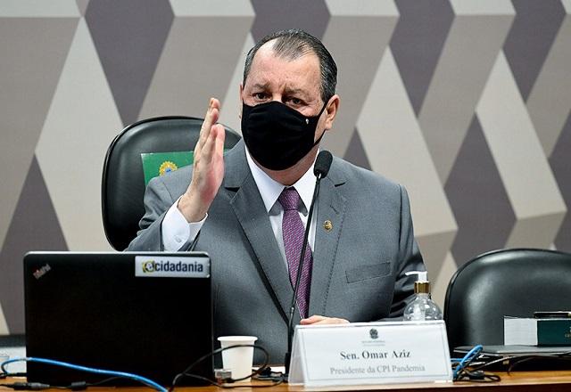 O senador Omar Aziz ergue a mão enquanto fala ao microfone durante a CPI da covid (Jefferson Rudy/Agência Senado)