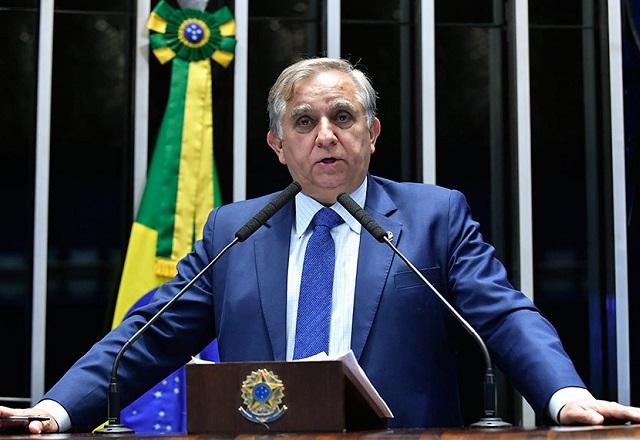 Izalci Lucas fala ao microfone (Geraldo Magela/Agência Senado)