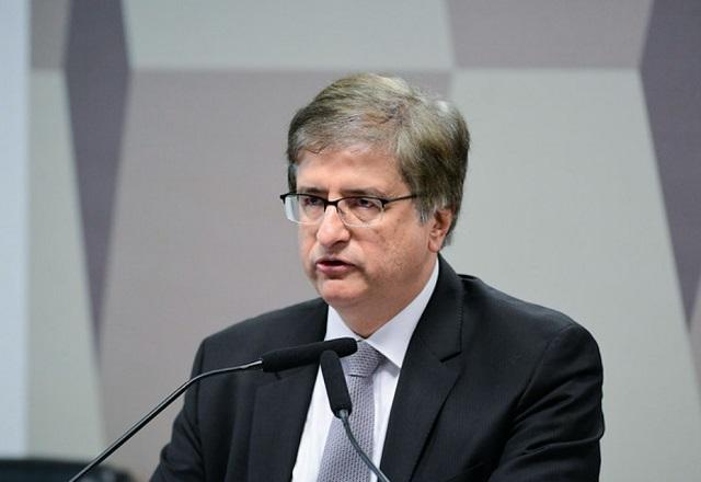 Paulo Gonet fala ao microfone na sabatina (Pedro França/Agência Senado)