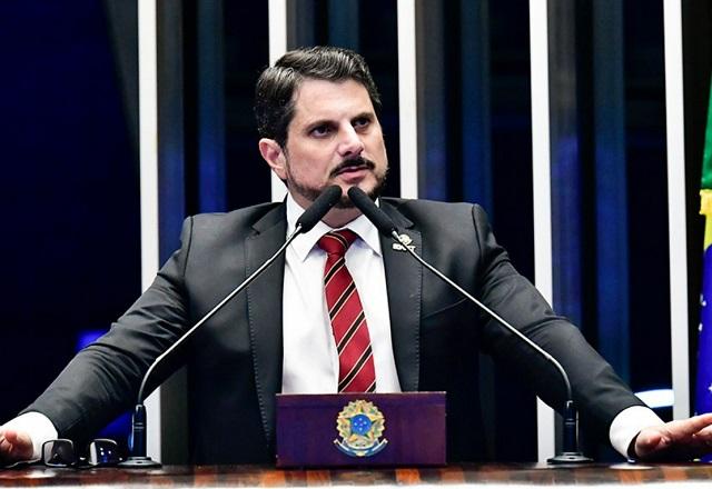 Marcos do Val fala ao microfone (Waldemir Barreto/Agência Senado)