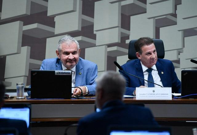 Angelo Coronel ao lado do presidente da CAE (Edilson Rodrigues/Agência Senado)