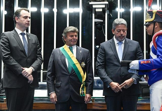 Fux com medalha, ao lado de Rodrigo Pacheco e Arthur Lira (Jefferson Rudy/Agência Senado)