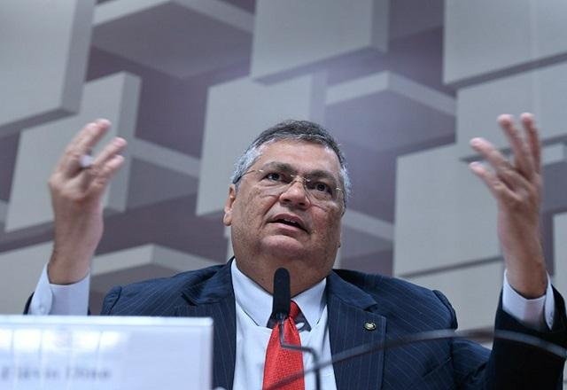 Flávio Dino gesticula enquanto fala ao microfone (Edilson Rodrigues/Agência Senado)