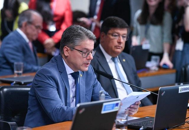 Alessandro Vieira lendo documento em sessão da CAE (Edilson Rodrigues/Agência Senado)