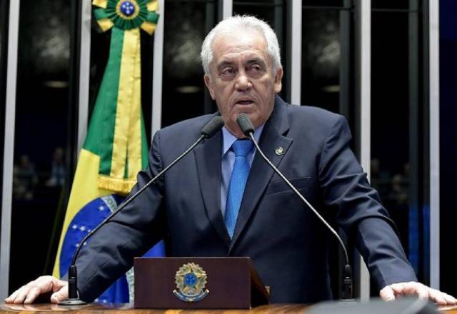Otto Alencar falando ao microfone (Waldemir Barreto/Agência Senado)