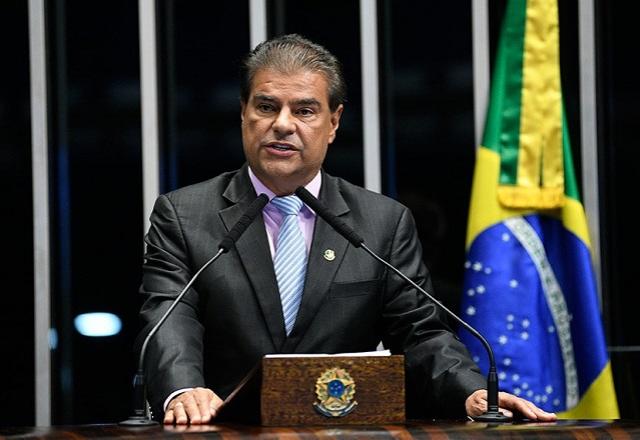 Nelsinho Trad fala ao microfone (Pedro França/Agência Senado)