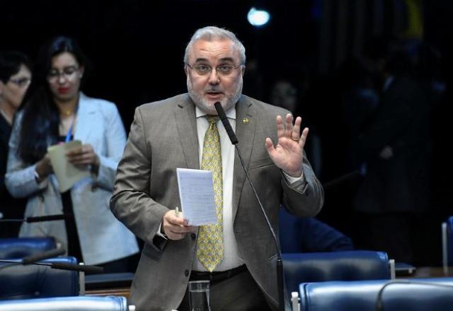 Senador Jean Paul Prates gesticula enquanto fala ao microfone (Roque de Sá/Agência Senado)