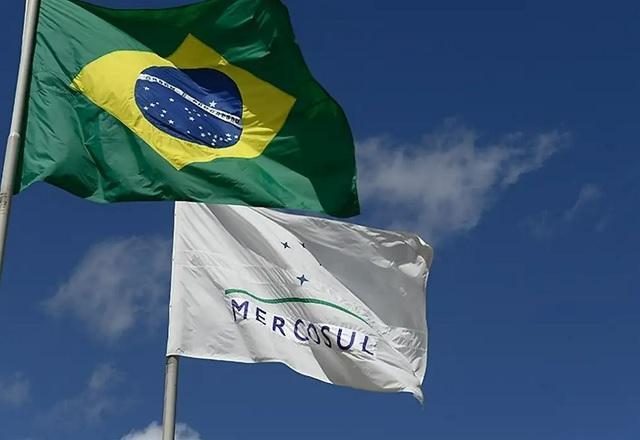 Bandeiras do Brasil e Mercosul tremulando (Marcos Oliveira/Agência Senado)