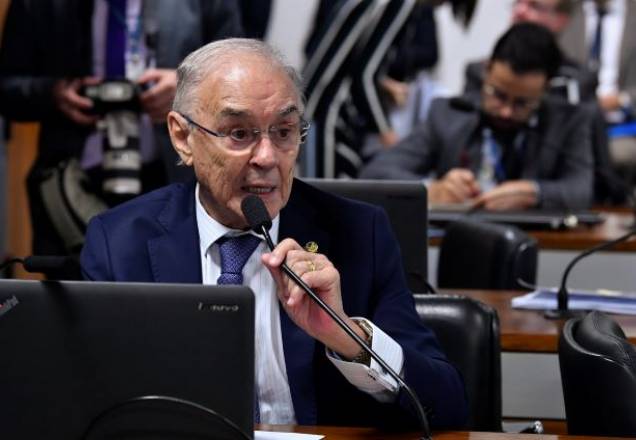 Senador Arolde de Oliveira morre aos 83 anos, vítima da covid-19 Senador Arolde de Oliveira morre aos 83 anos, vítima da covid-19