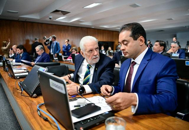 Weverton ao lado de Jaques Wagner na CCJ (Pedro França/Agência Senado)