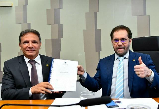 Relator e presidente da CPI seguram relatório final (Geraldo Magela/Agência Senado)