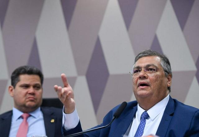 Flávio Dino gesticula enquanto fala ao microfone , ao lado de Alcolumbre, na sabatina (Edilson Rodrigues/Agência Senado)