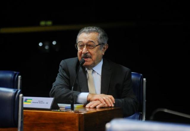 José Maranhão, senador pelo MDB da Paraíba, morre aos 87 anos de covid-19 José Maranhão, senador pelo MDB da Paraíba, morre aos 87 anos de covid-19
