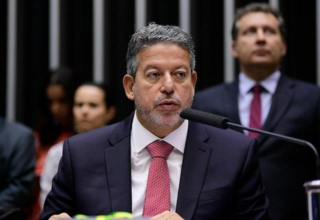 Arthur Lira fala ao microfone (Pedro França/Agência Senado)