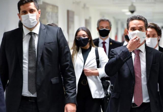 Diretora da Precisa caminha em meio a advogados no Senado (Waldemir Barreto/Agência Senado)