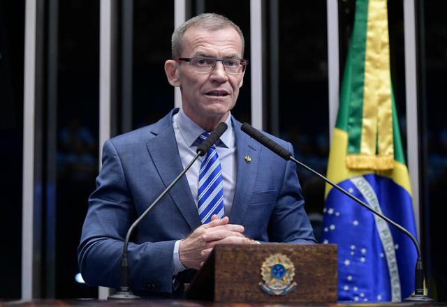 Fabiano Contarato fala ao microfone (Reprodução/Agência Senado)